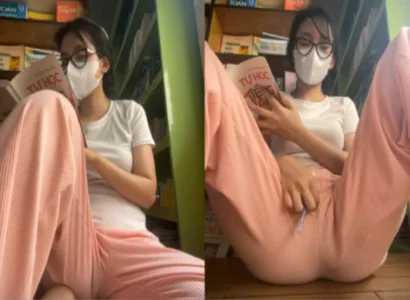 Em út vừa đọc sách vừa đút sextoy vào lồn