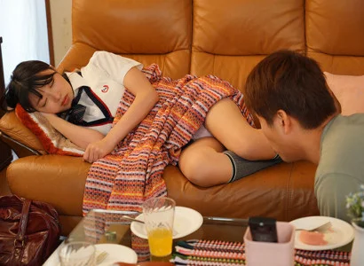 Gã này đang quất em gái mới lớn của người yêu