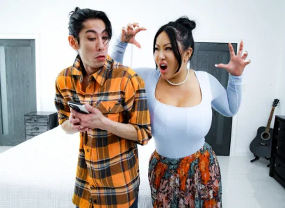 Con trai kia gây cho mẹ kế xăm trổ hàng múp cực khoái